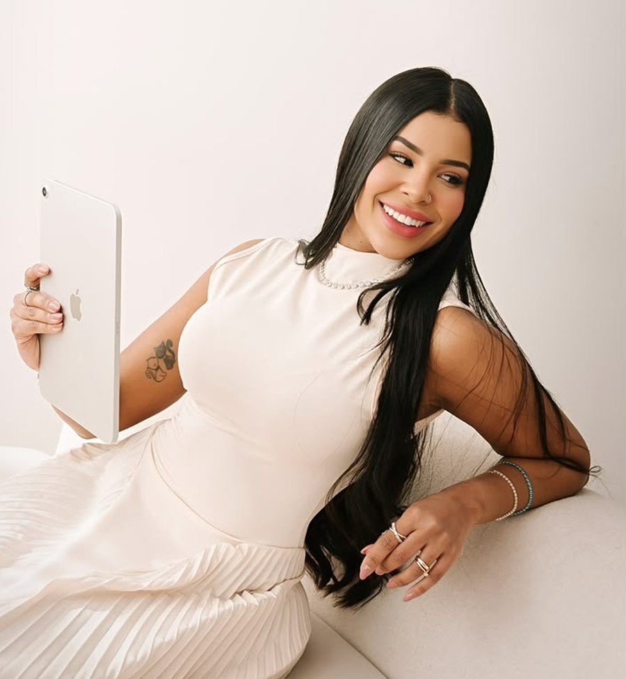 Gabriele Moutinho, nutricionista, sorrindo com um tablet nas mãos